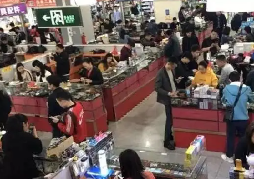 “山寨機鼻祖”陳金陵：負債千萬、妻子跑路，如今成破布爛衫乞丐