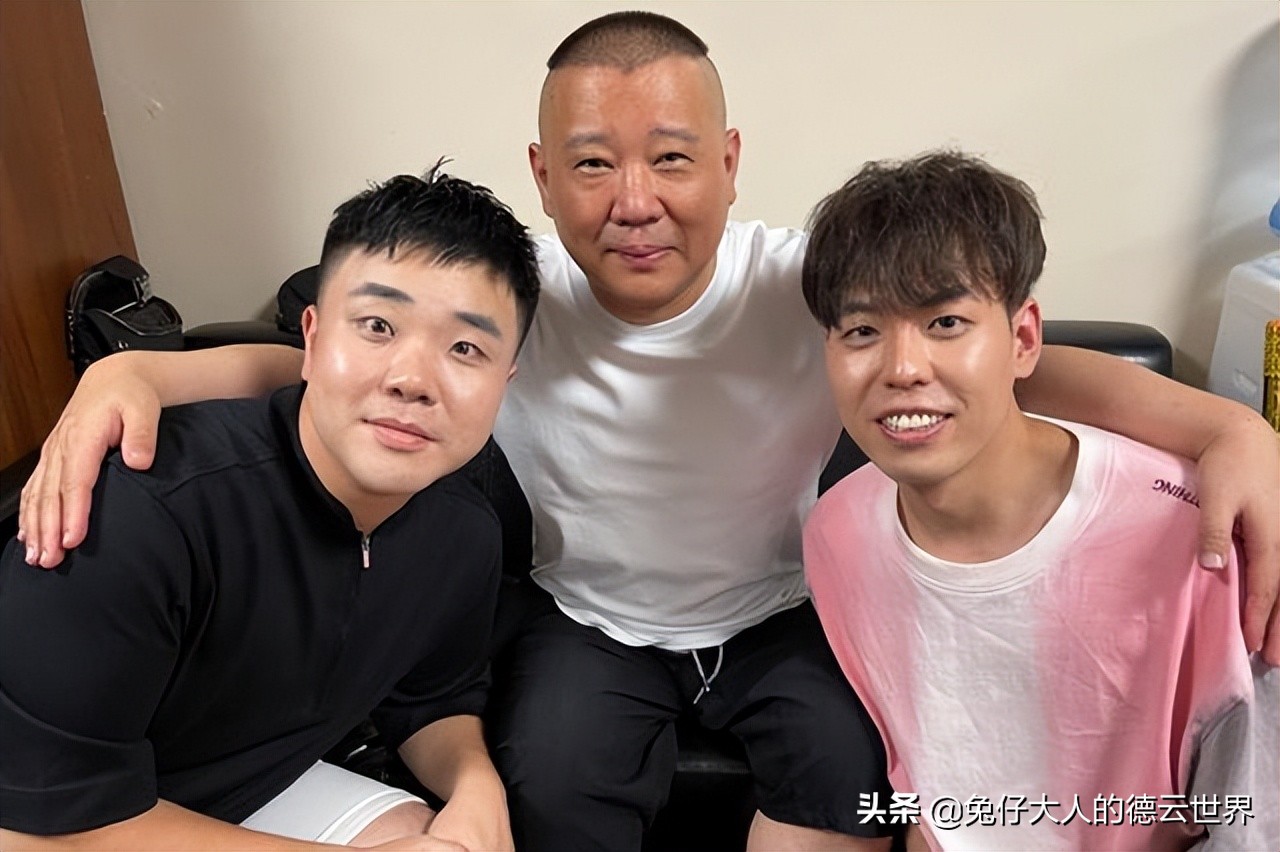 德云社栾云平直播，在线夸赞捧哏巨匠朱鹤松，我很喜欢这小子