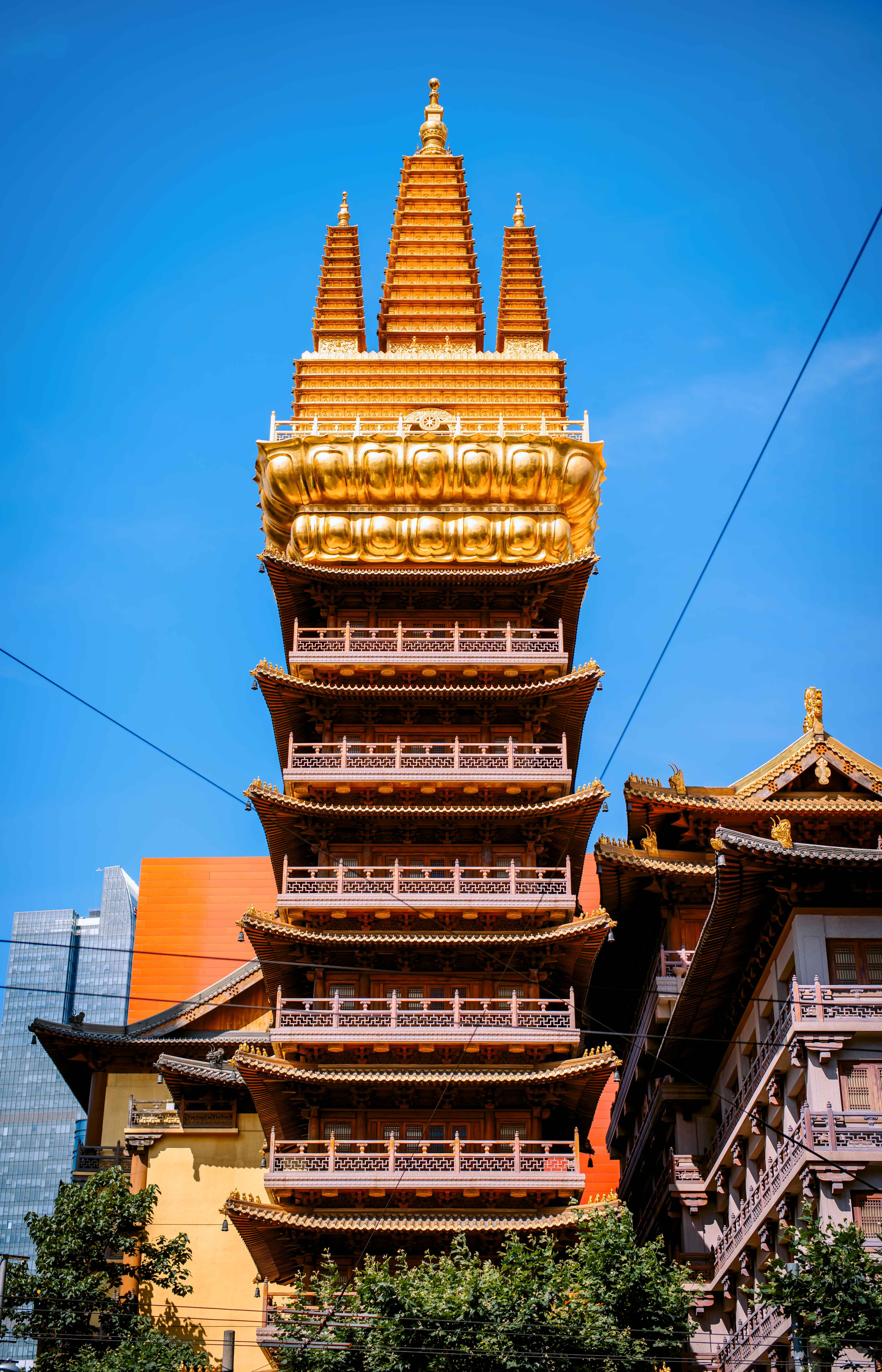 静安宝塔,塔刹为金刚宝座塔样式,青铜浇铸,表面贴金.