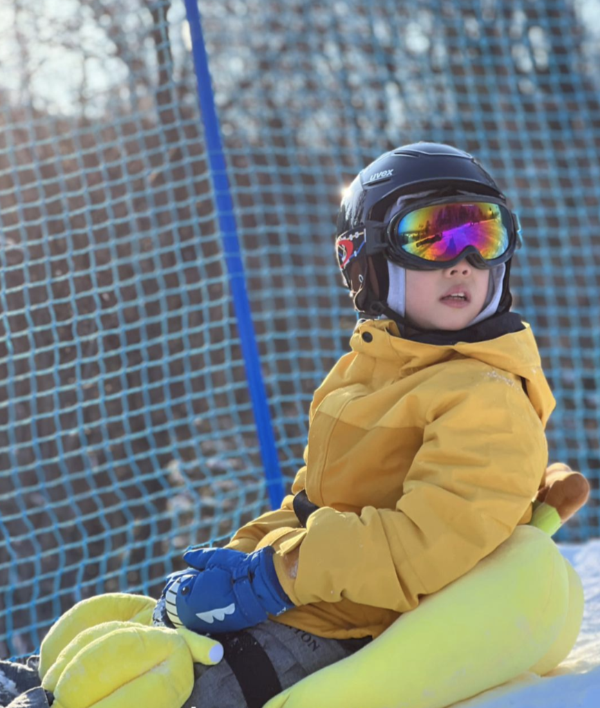 杜江陪霍思燕甜蜜度假后，晒和儿子滑雪照，8岁嗯哼越来越像爸爸