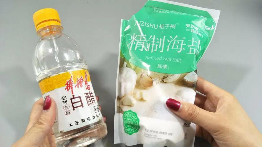 黑色纯棉衣裤穿掉色，不要在扔了，用这三种东西泡泡就焕然一新