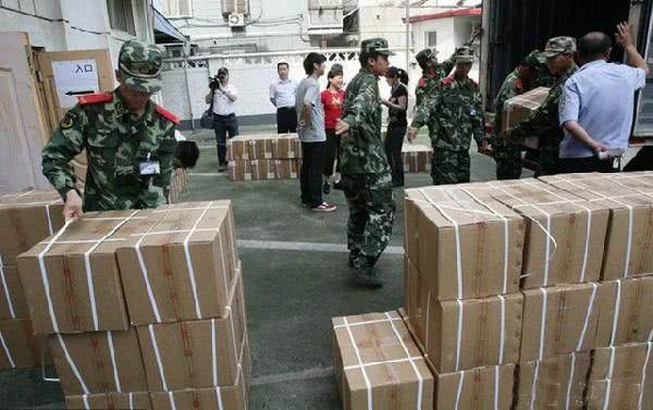 四川高考考生（2003年高考试卷在四川被盗）