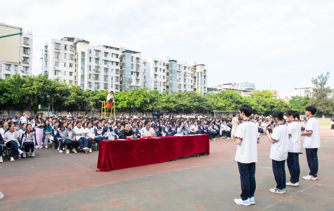 阆中东风中学校服图片