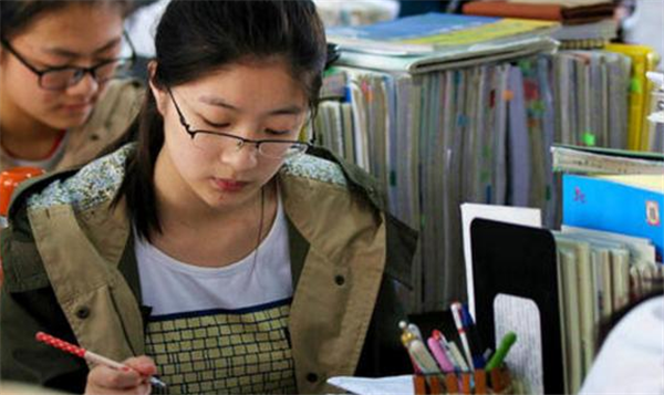 “双料学霸”赵今麦笔记曝光，高中三年拍戏9部，专业课成绩97.8