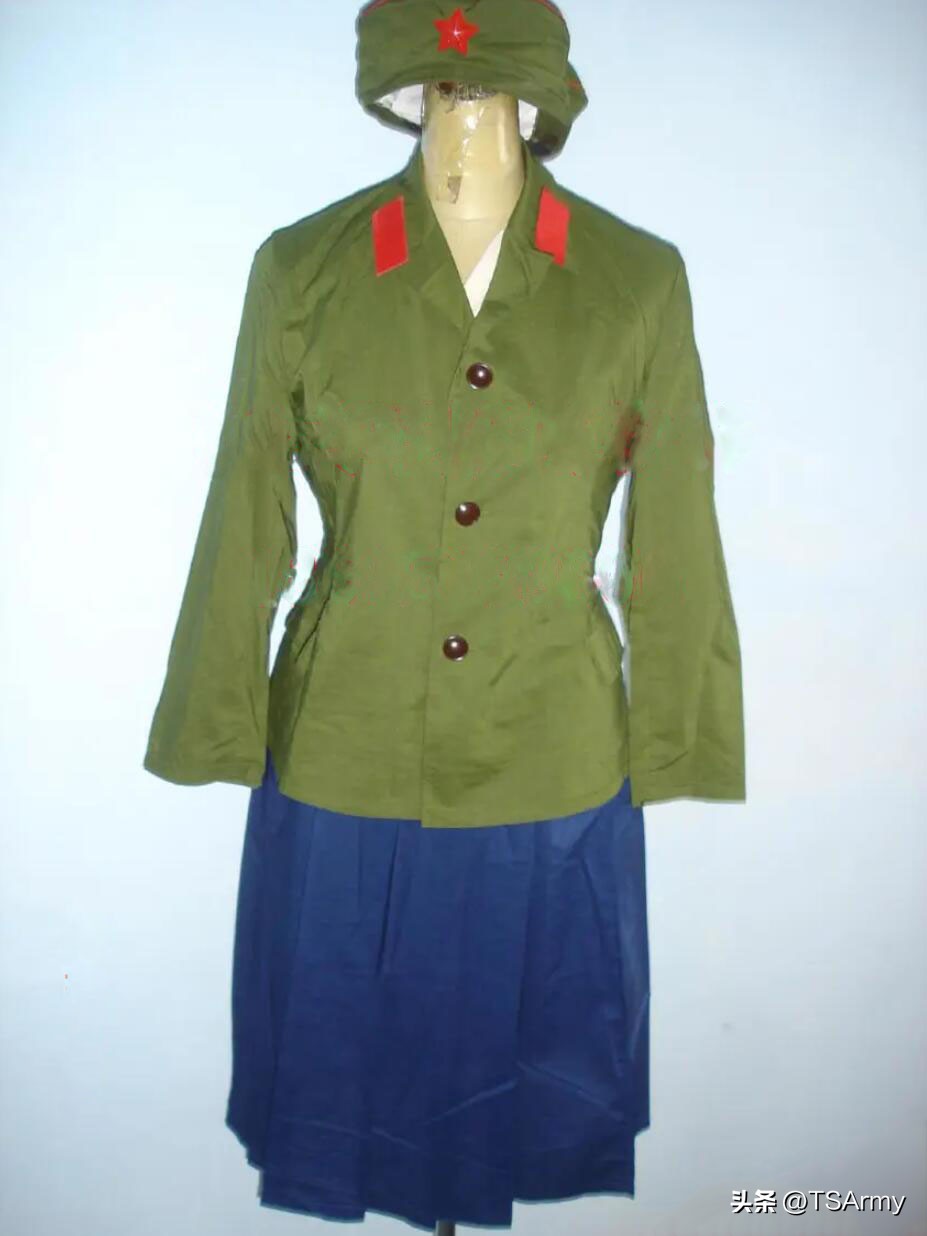 上图为65式的空军版本,上衣与陆军的版式基本一样,但裤子采用的是深
