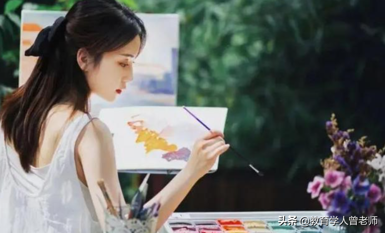 安徽“超美”大学女老师火了，颜值和才华极高，学生“无心”上课