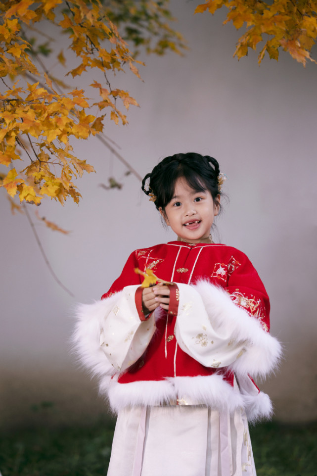 包文婧晒母女古风写真庆元旦，饺子变豁牙小萌妹，越长大越好看