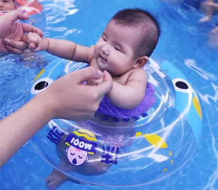 沫奇婴幼儿游泳馆水中运动课