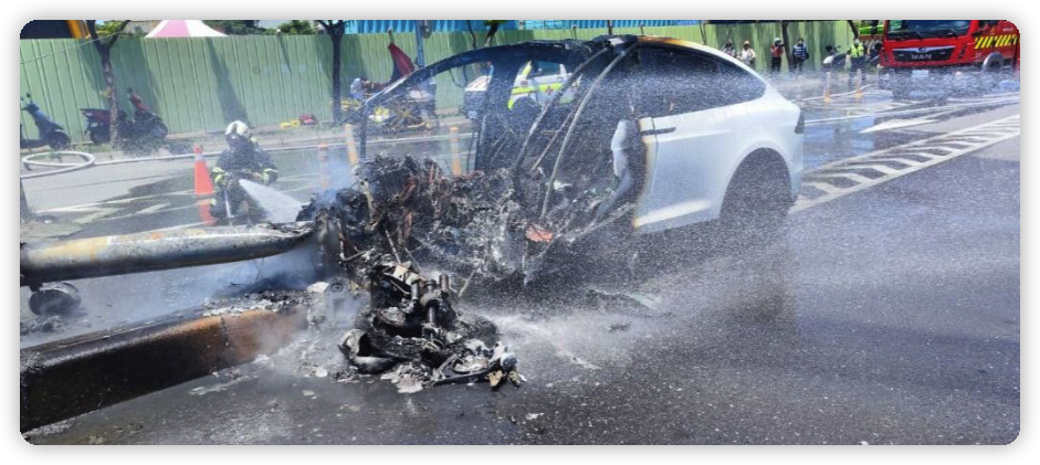 和林志颖同天车祸！女星等红绿灯惨遭追尾，对方车头被毁面目全非