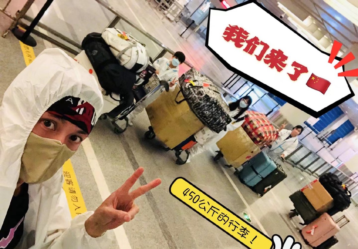 吴尊全家定居国内！机场行李成排23箱900斤，一家四口都穿隔离服