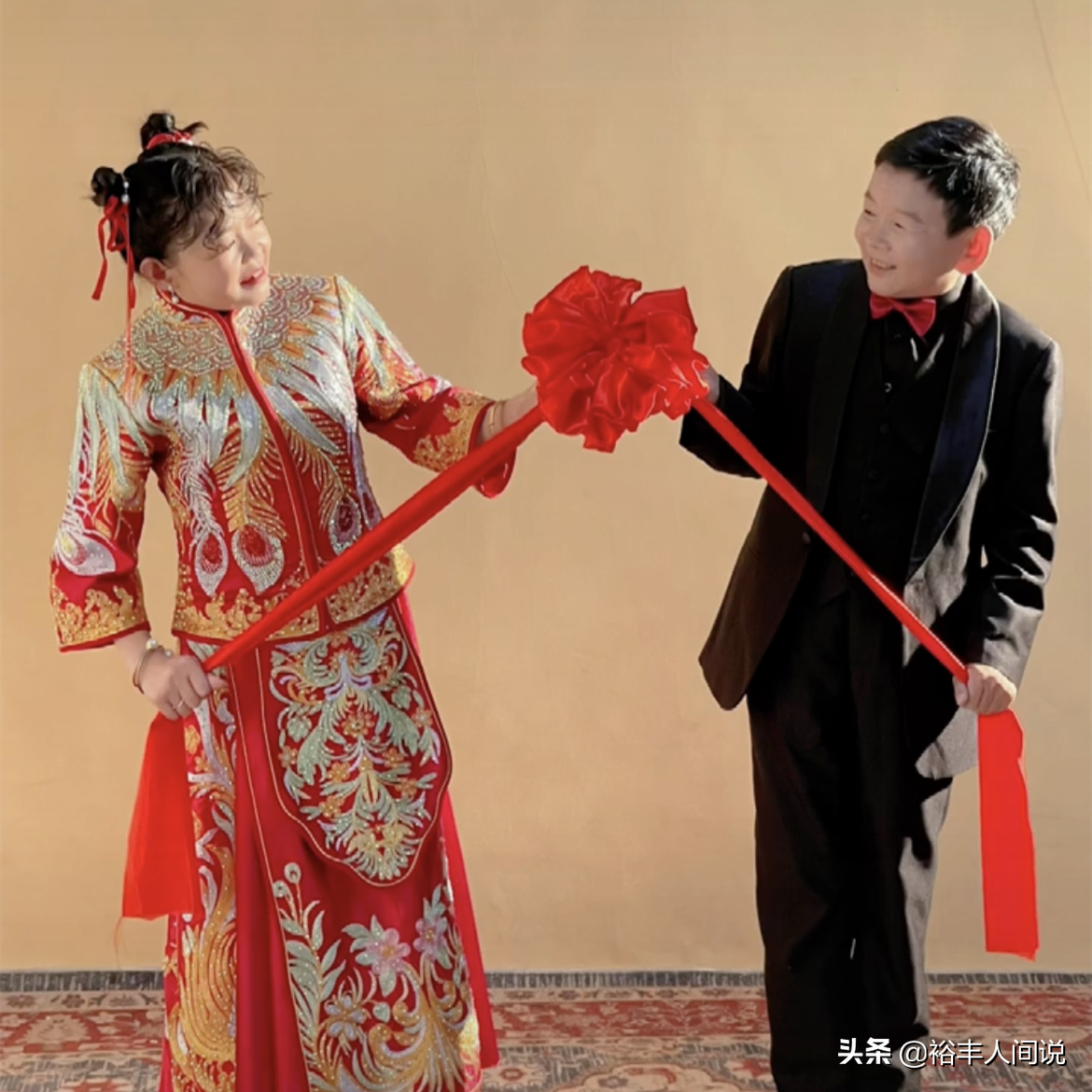 恭喜！44岁1.3米的放羊娃龙哥官宣结婚，妻子娇小可爱非常般配