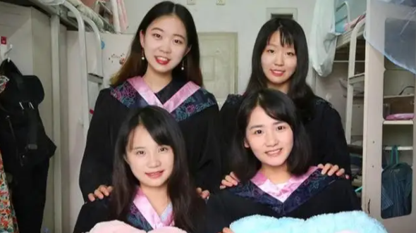 研究生宿舍走红网络：整洁如样板间，书架整齐，绿植点缀，堪称理想生活典范