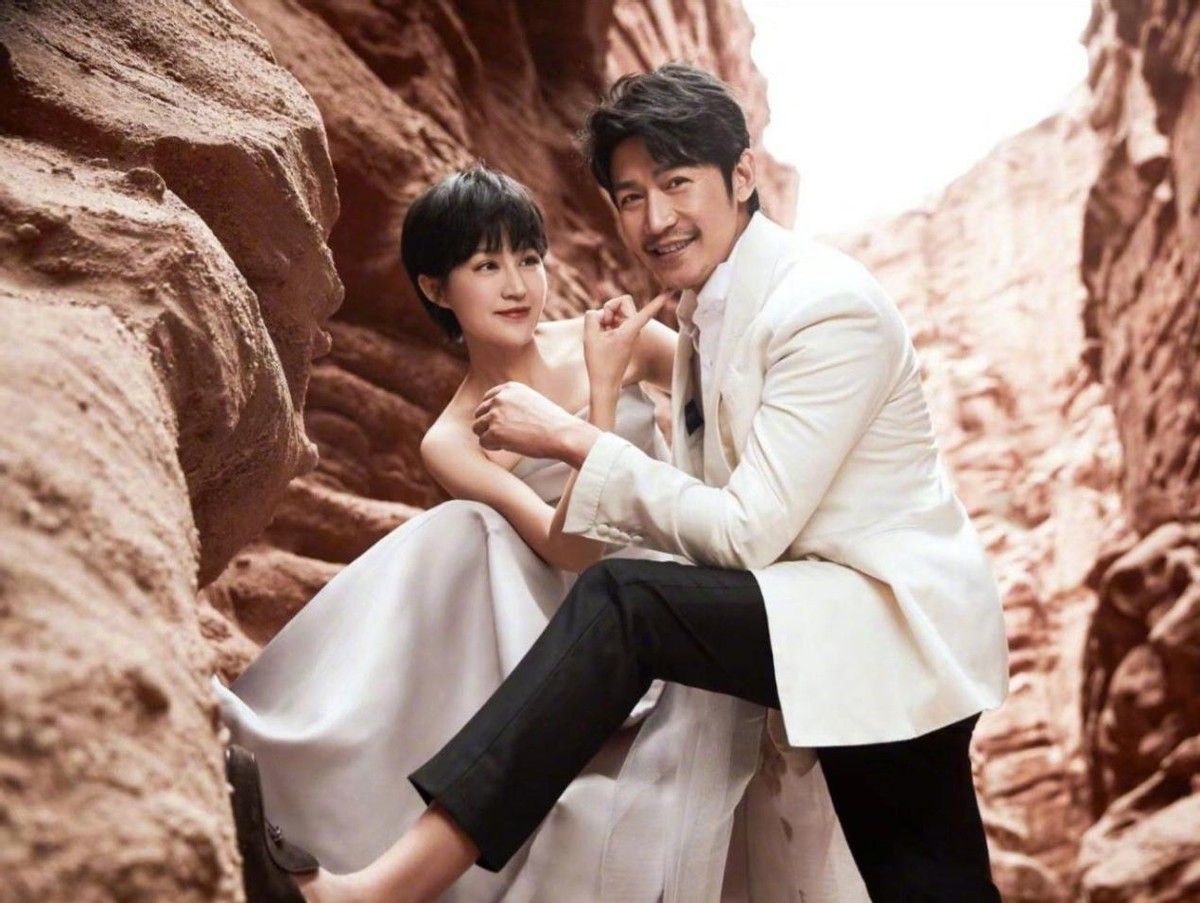 6位娱圈明星夫妻，从校服到婚纱，个个娶初恋，在一起最长40年