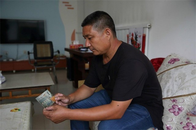 2017年农村四胞胎姐妹花同时考上大学，父母给她们一人买一部手机