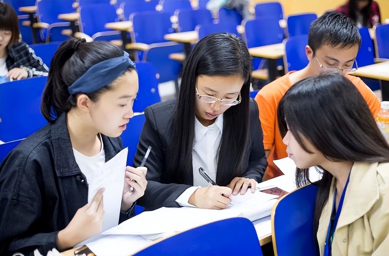 铁路集团公开招聘正式工，月收入8000左右，4类毕业生更容易上岸