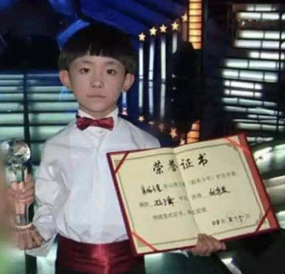 9年、4张牌“登顶”娱乐圈，易烊千玺“顶流之路”揭秘