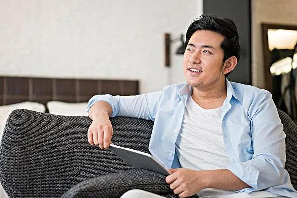 处了三个月的男朋友，得意的对自己说，单位的硕士高材生李娜对他委婉表达过爱慕之情