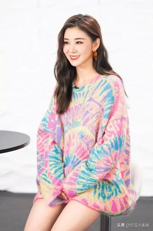 李小萌，圆圆的脸蛋，两眼有神，网友：太可爱了