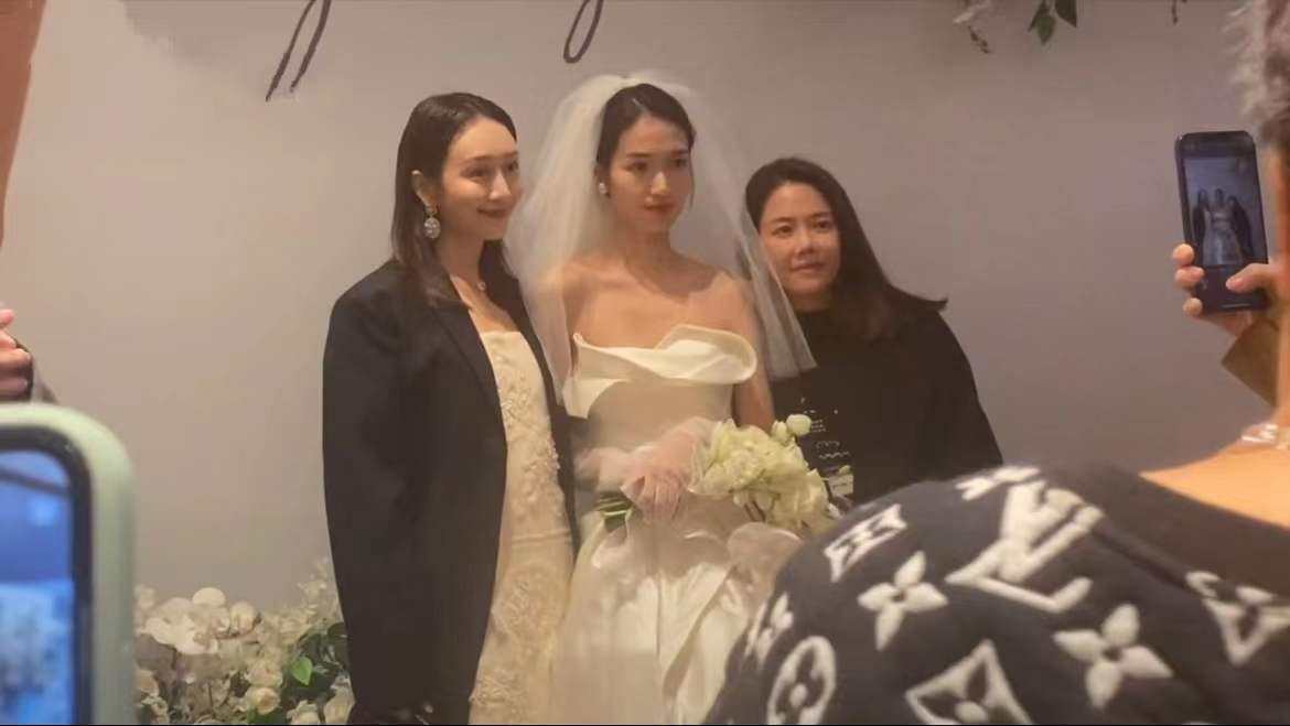 王鸥现身同母异父妹妹婚礼，主动帮服务员备茶水，热情合照无架子