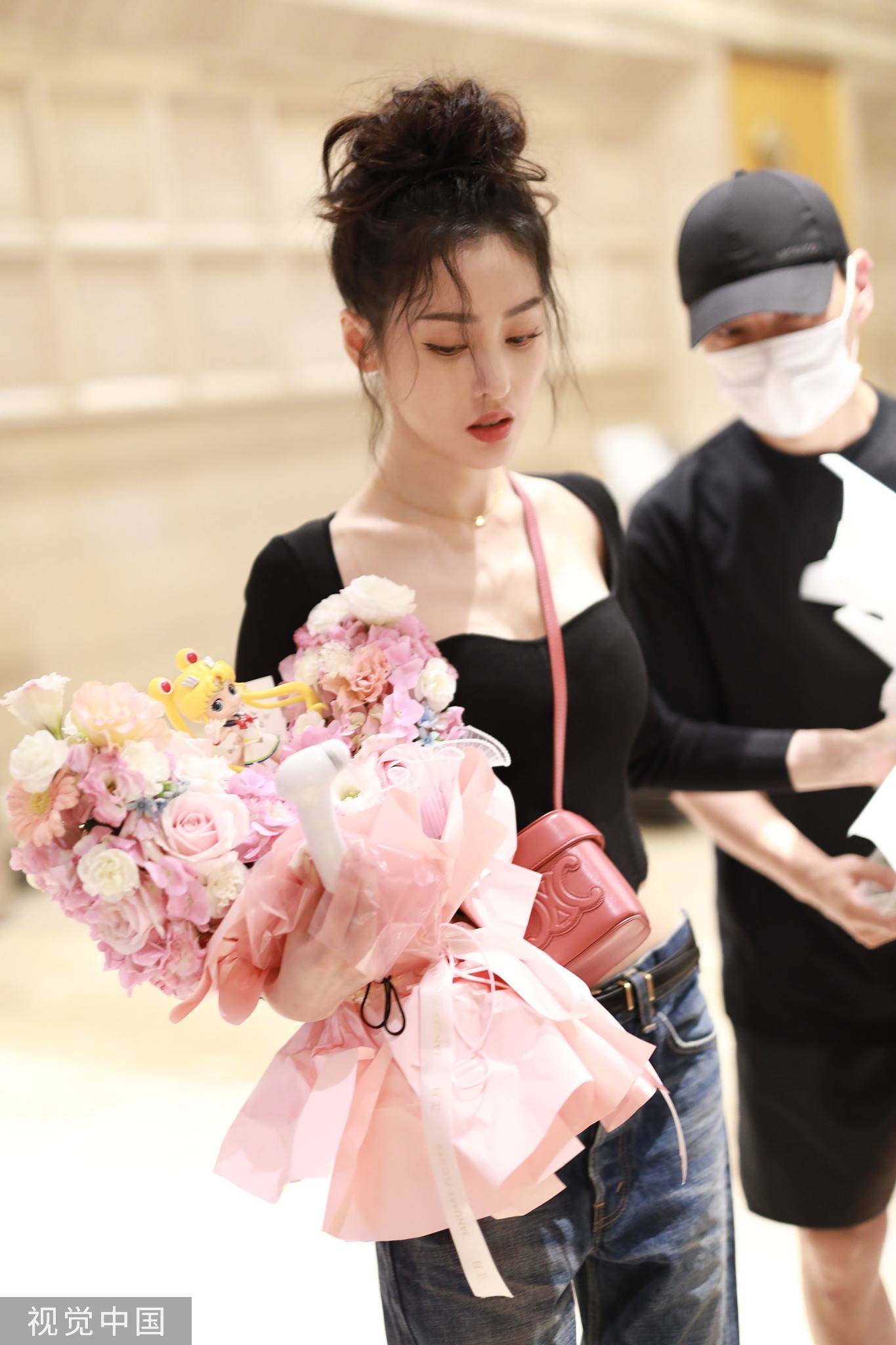 张天爱《浪姐3》上班路透曝光，手捧鲜花笑眼盈盈