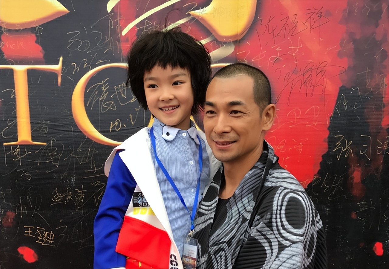 又一位10后天才迷你花横空出世，影视圈的未来就看她们了？