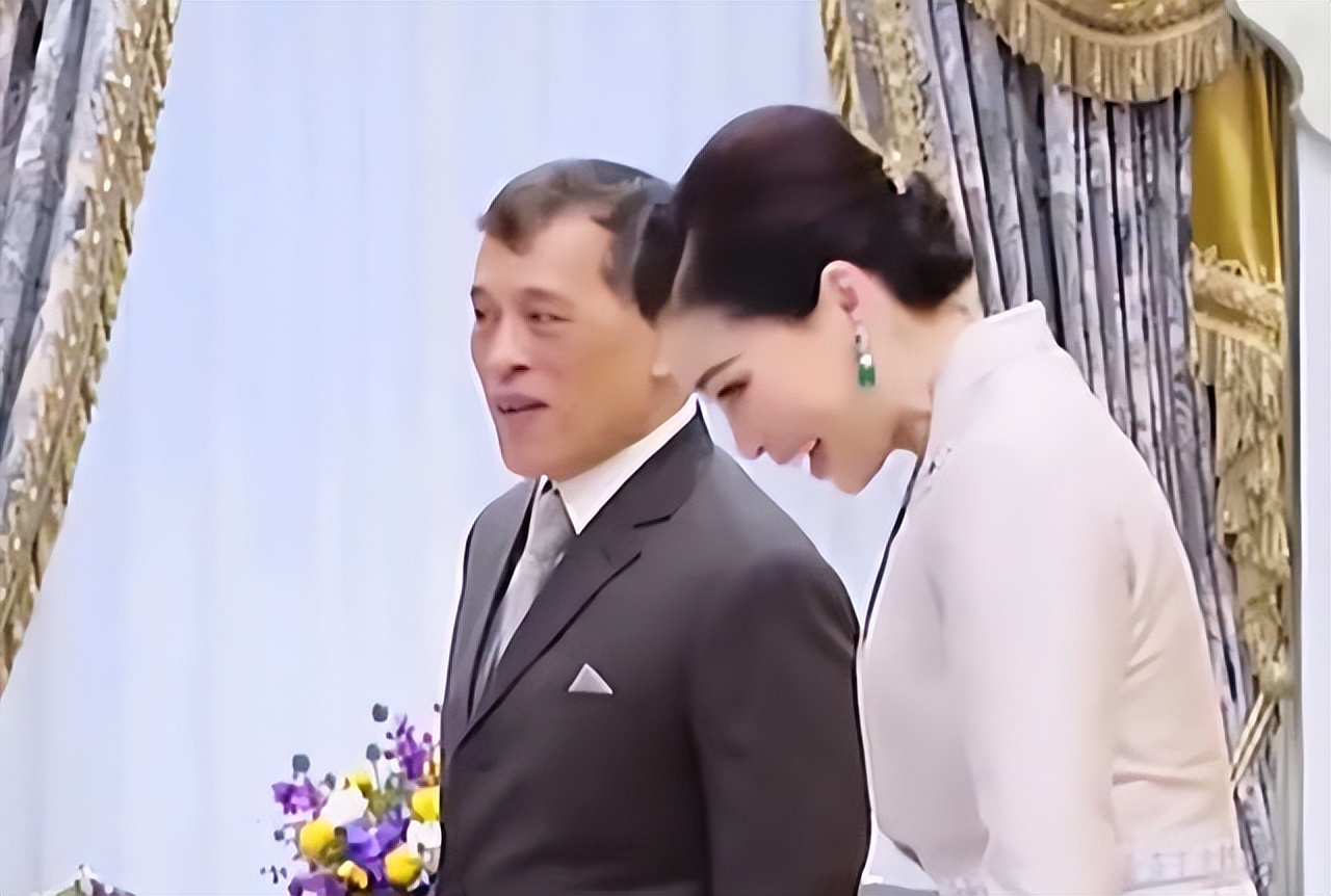 礼服和祖母绿珠宝混搭(礼服和祖母绿珠宝混搭可以吗)