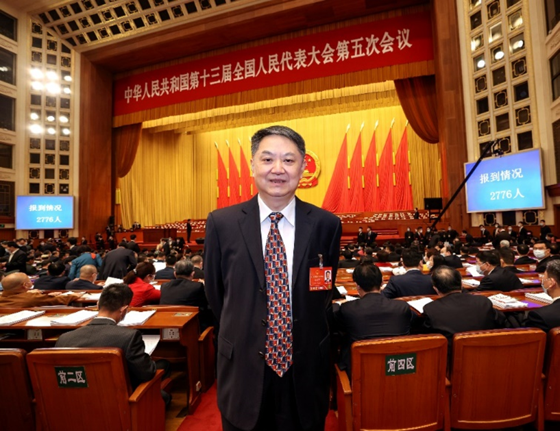 火遍媒体！这26位人大代表、12位政协委员，全部进京履职，全毕业于同一所大学！