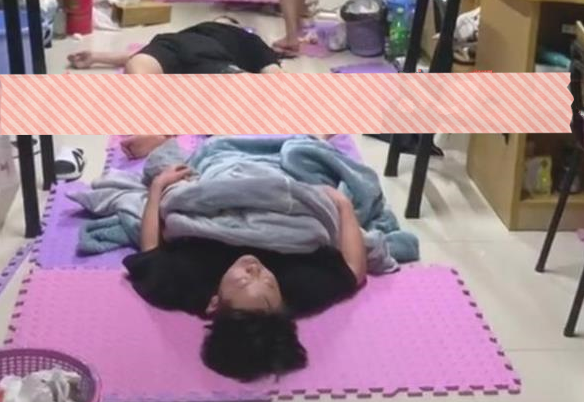 重庆某高校多名女生醉酒，躺在地上形象全无，网友指责其伤风败俗