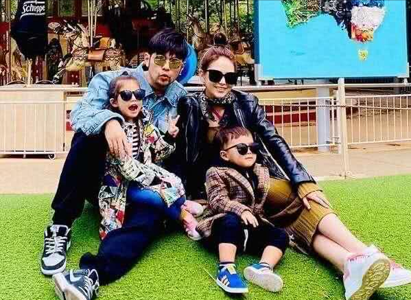 周杰伦晒昆凌孕照官宣第三胎喜讯，去年11月昆凌曾因孕期不适晕倒