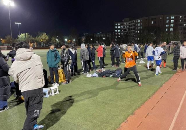 清华的校园设施有多好？男朋友去学校接女友，参观完瞬间不想走