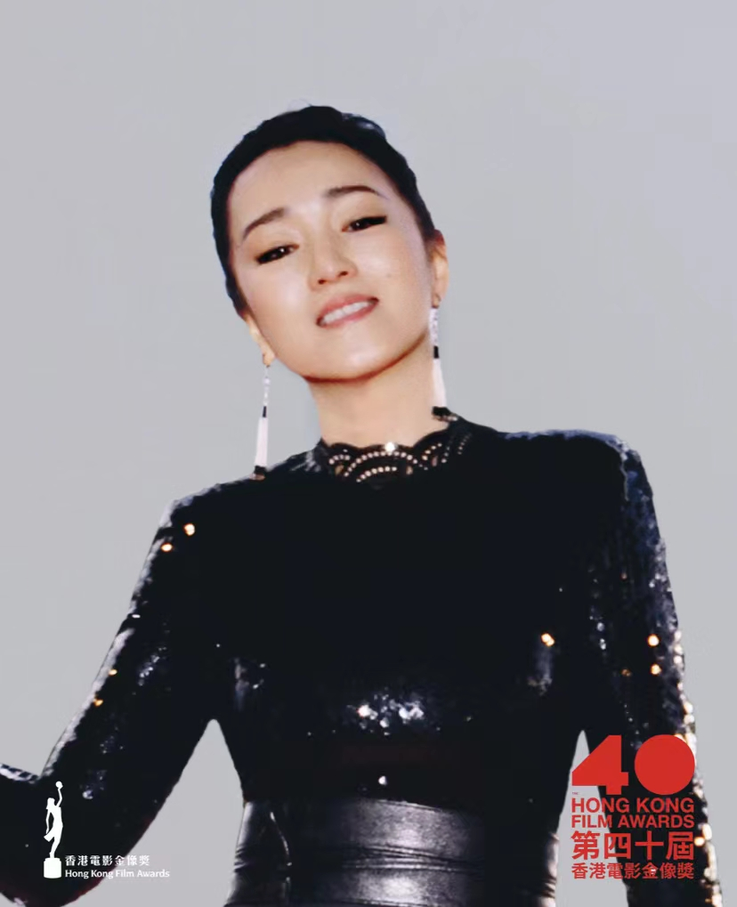 金像奖曝光影帝后造型照，吴君如秀美背，内地选秀冠军与巩俐并肩