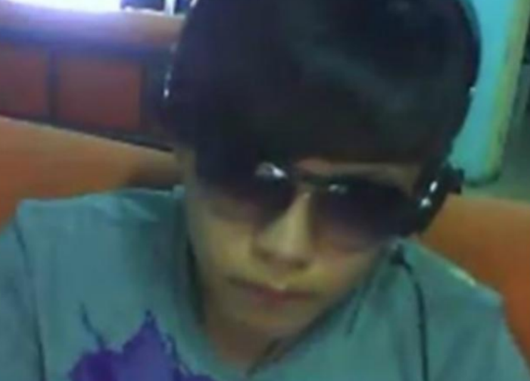 10年前，为了爱情不择手段的官二代，当街泼汽油报复16岁少女周岩