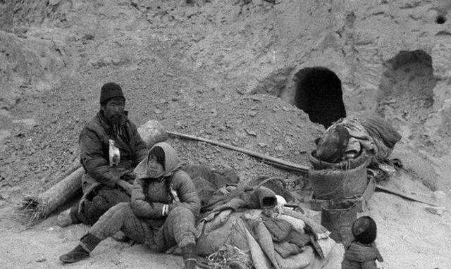 1942河南大饥荒真实影像，曾禁播70年，啃树皮吃野草饿死三百万人