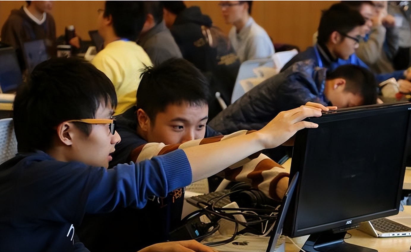 最新不同行业平均薪酬出炉，金融居榜首计算机第5，过来人：后悔