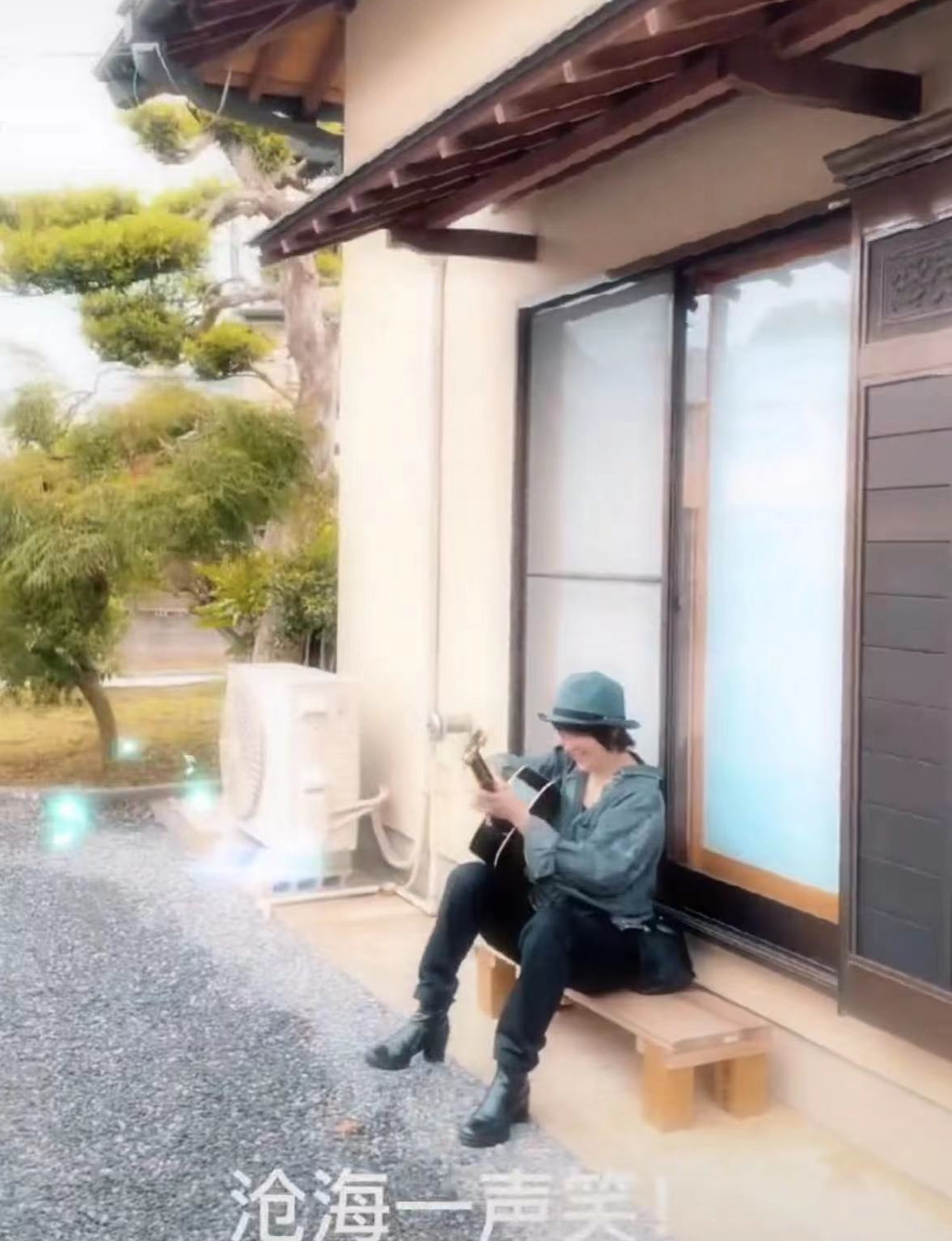 53岁斯琴格日乐放飞自我，坐在路边弹唱无人认出，突然大叫蹦老高