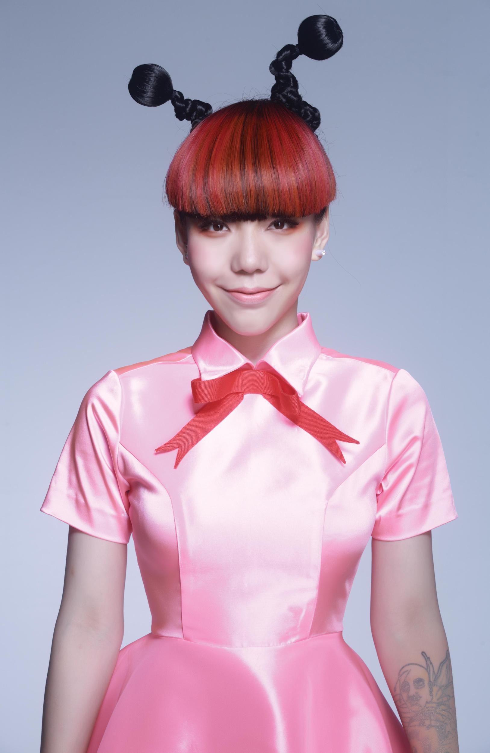 过气女明星窘况：街头卖唱、破产、卑微求工作，风光不再