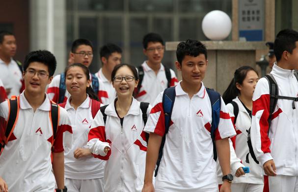 老师拖堂，女生因内急说一句“快走”遭体罚，涉事老师已被开除