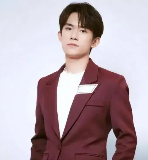 官方回应易烊千玺等人考编事件，招聘完全符合流程，为何引起众怒