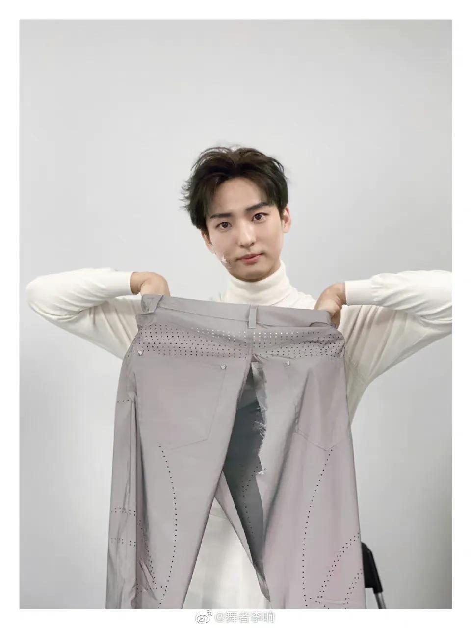 舞者李响晒出在舞台上被跳破的裤子，表情太可爱了，翻着白眼