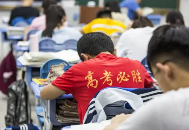 1977年的准考证曝光，一寸照片引关注，网友：时代是个轮回