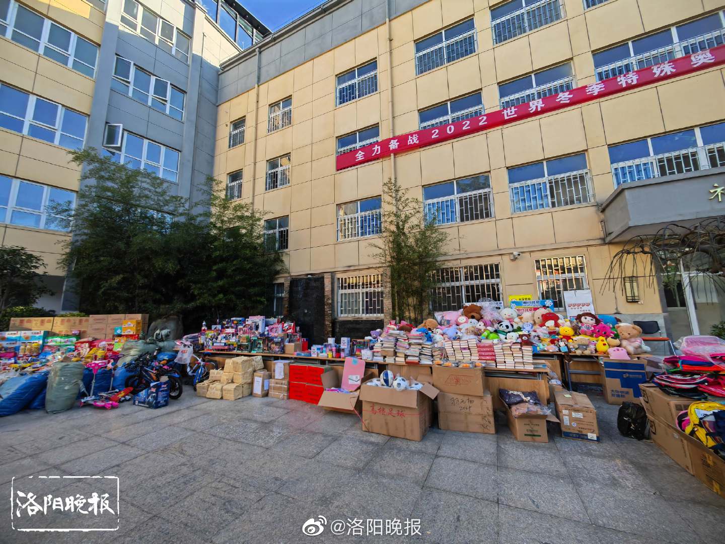 大山深处这所学校，107名孩子的心愿实现了107名孩子们围上了温暖牌围