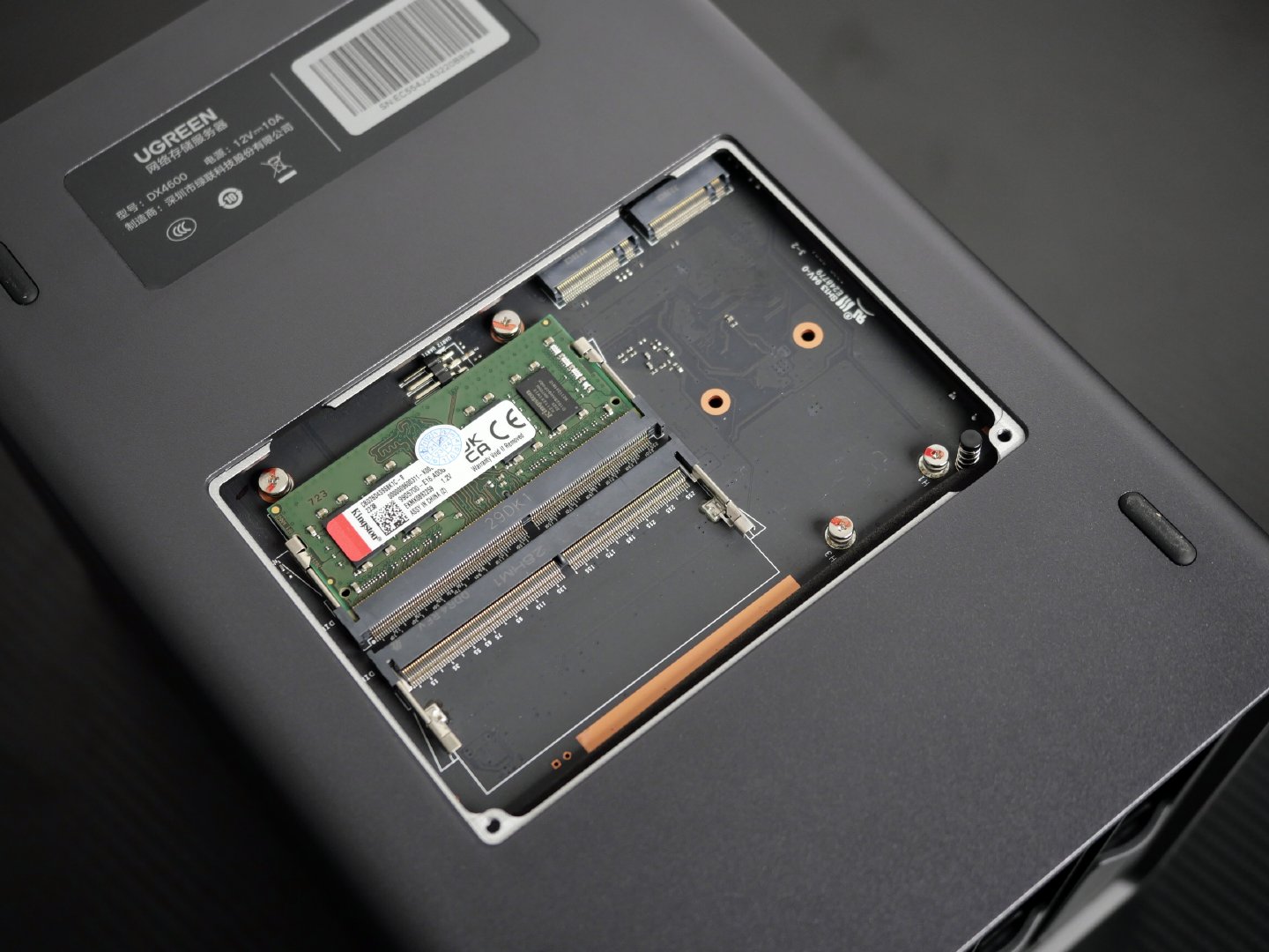 终于有时间开箱绿联家的旗舰NAS——DX4600了，收到它连包装都没拆