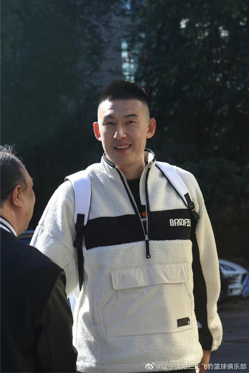 刚刚返回沈阳不久的辽篮董事长刘景远的出现引来了现场一阵热烈的掌声