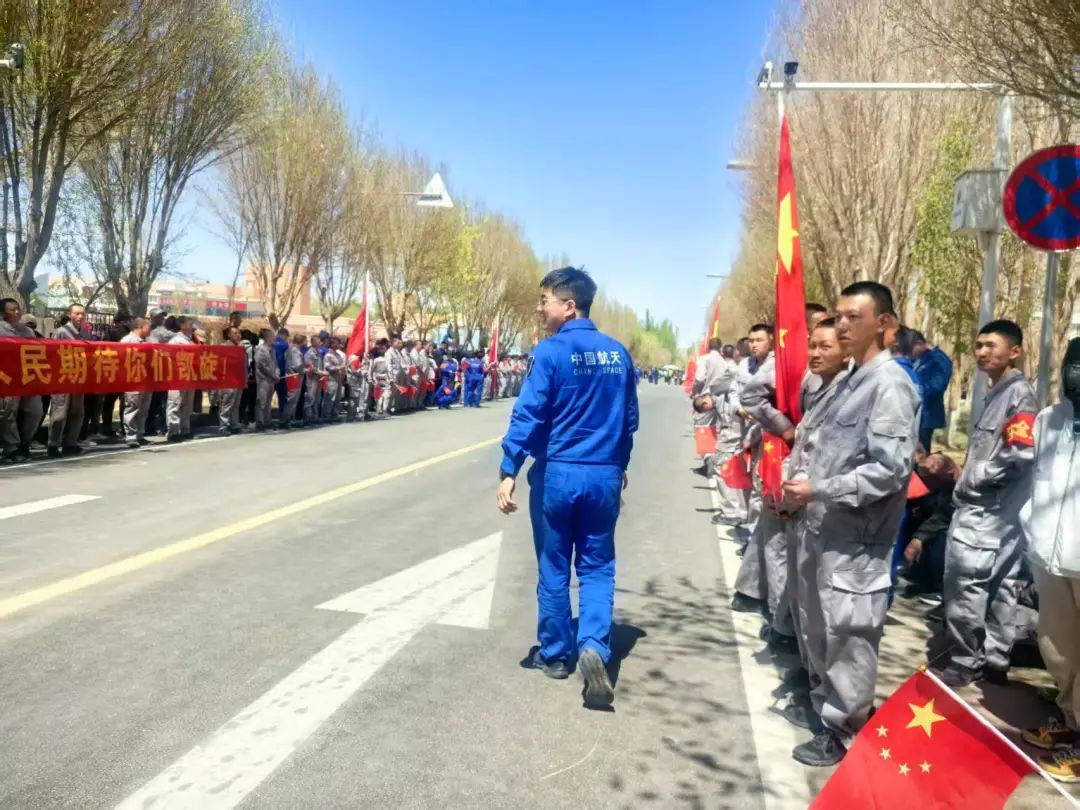 超燃！跟着阿拉善少先队员去看神二十发射瞬间！