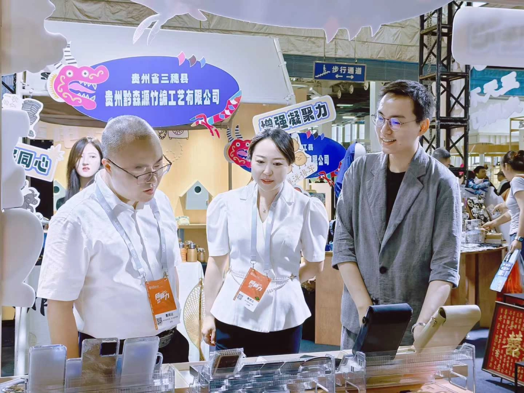 两代人的苗绣故事