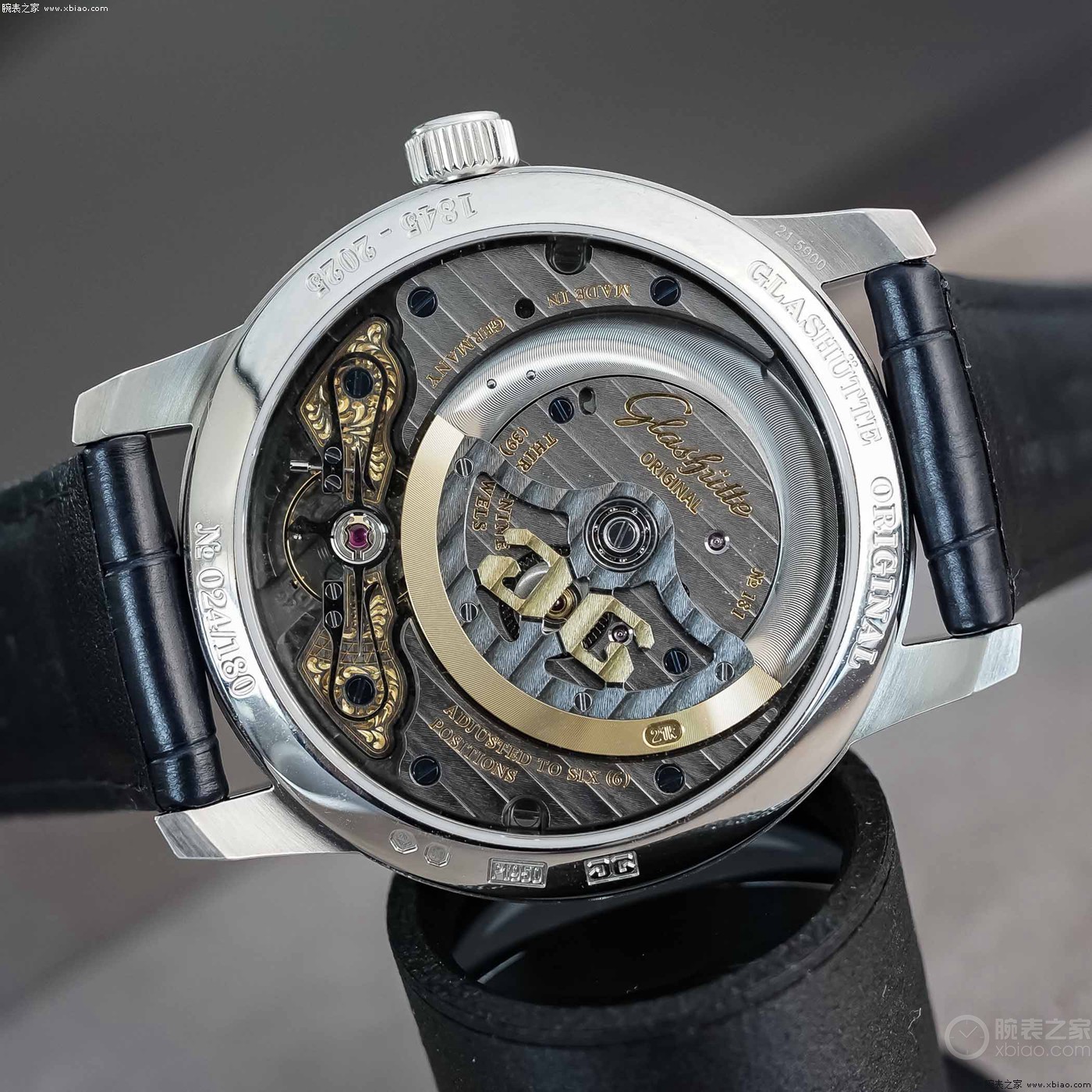 格拉苏蒂原创推出偏心月相周年纪念版砂金石限量腕表