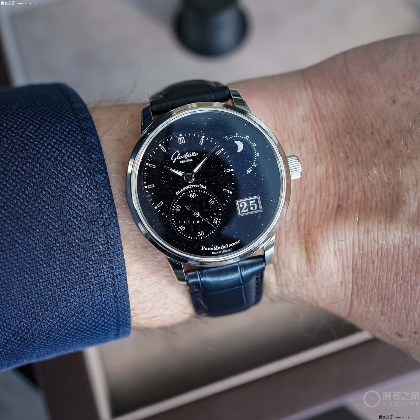 格拉苏蒂原创推出偏心月相周年纪念版砂金石限量腕表