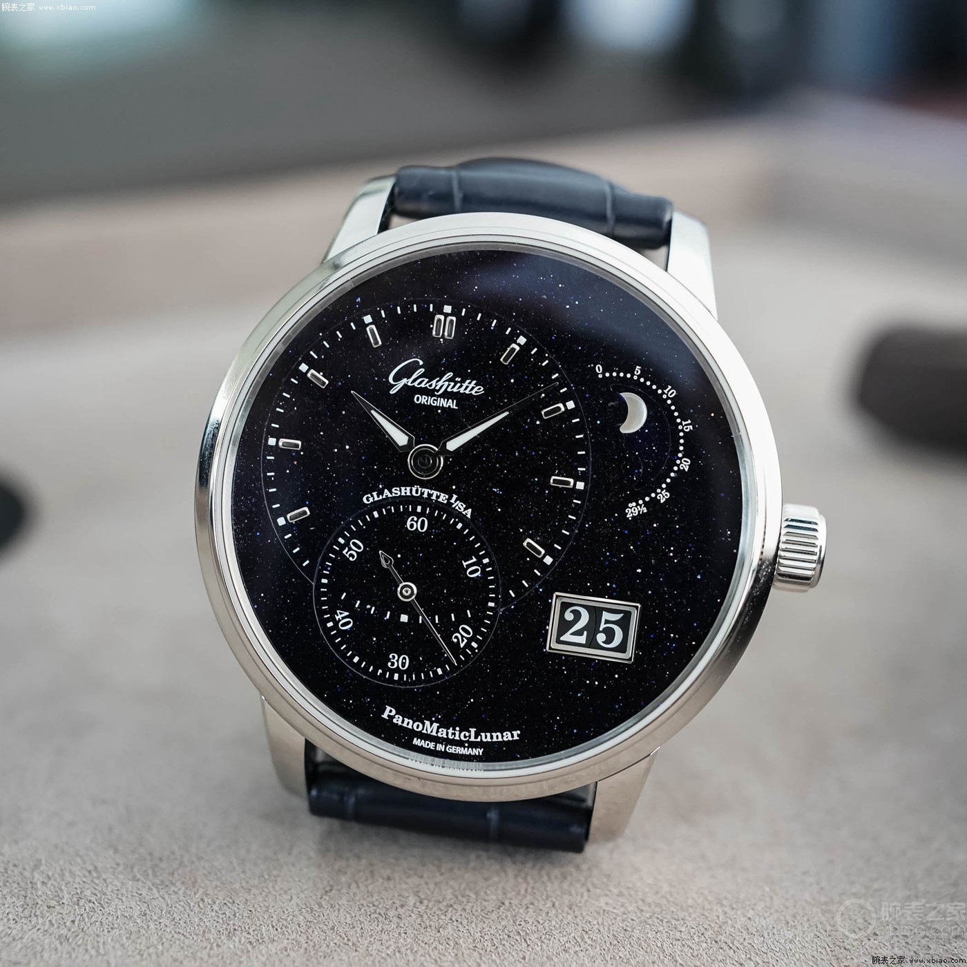 格拉苏蒂原创推出偏心月相周年纪念版砂金石限量腕表