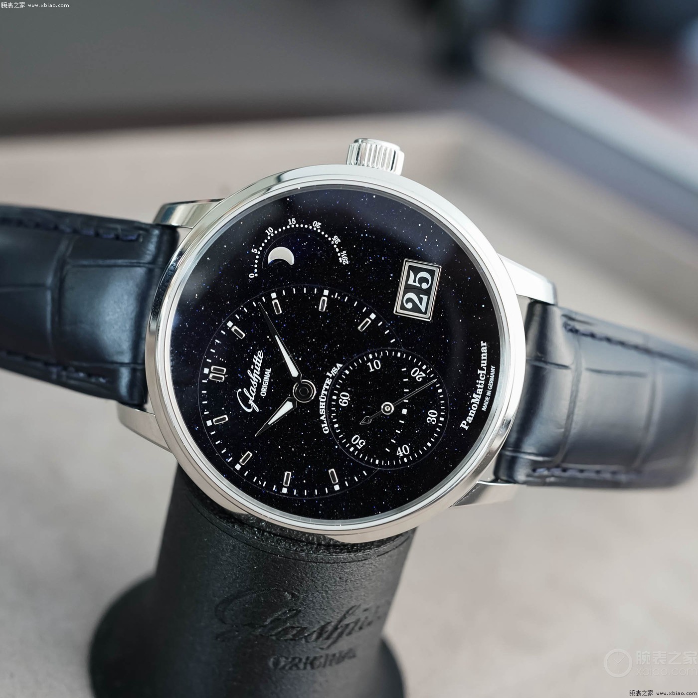 格拉苏蒂原创推出偏心月相周年纪念版砂金石限量腕表