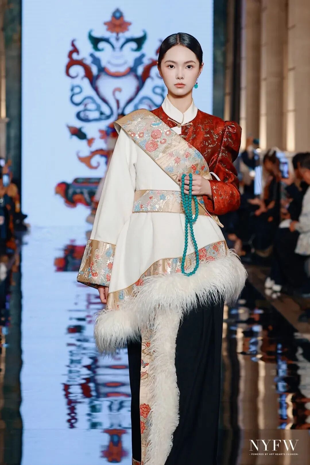 太美了！温州高校女生杨子萱，惊艳亮相纽约时装周亚洲首秀舞台